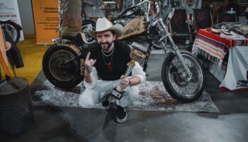 Customowe motocykle i kaski. Vintage i dziki zachód to jego motywy przewodnie