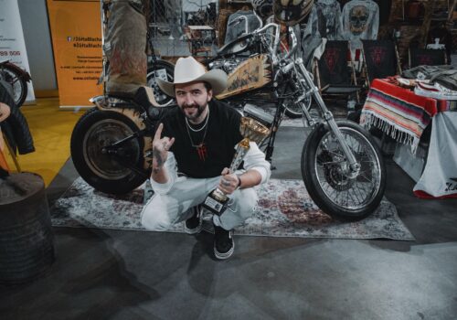 Customowe motocykle i kaski. Vintage i dziki zachód to jego motywy przewodnie Customowe motocykle i kaski. Vintage i dziki zachód to jego motywy przewodnie