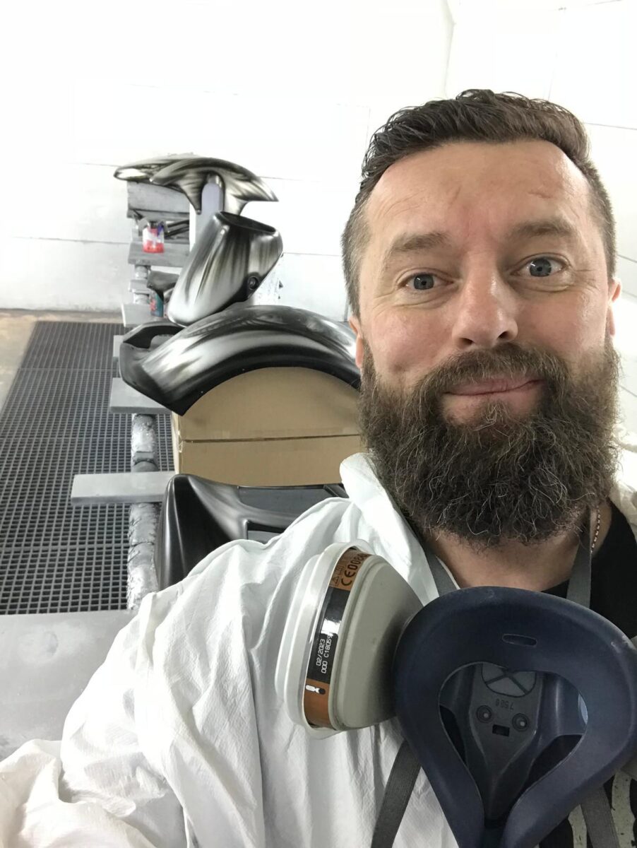 Z pasji do aerografii od lat 90-tych. Tworzy wspomnienia i motoryzacyjne arcydzieła Z pasji do aerografii od lat 90-tych. Tworzy wspomnienia i motoryzacyjne arcydzieła