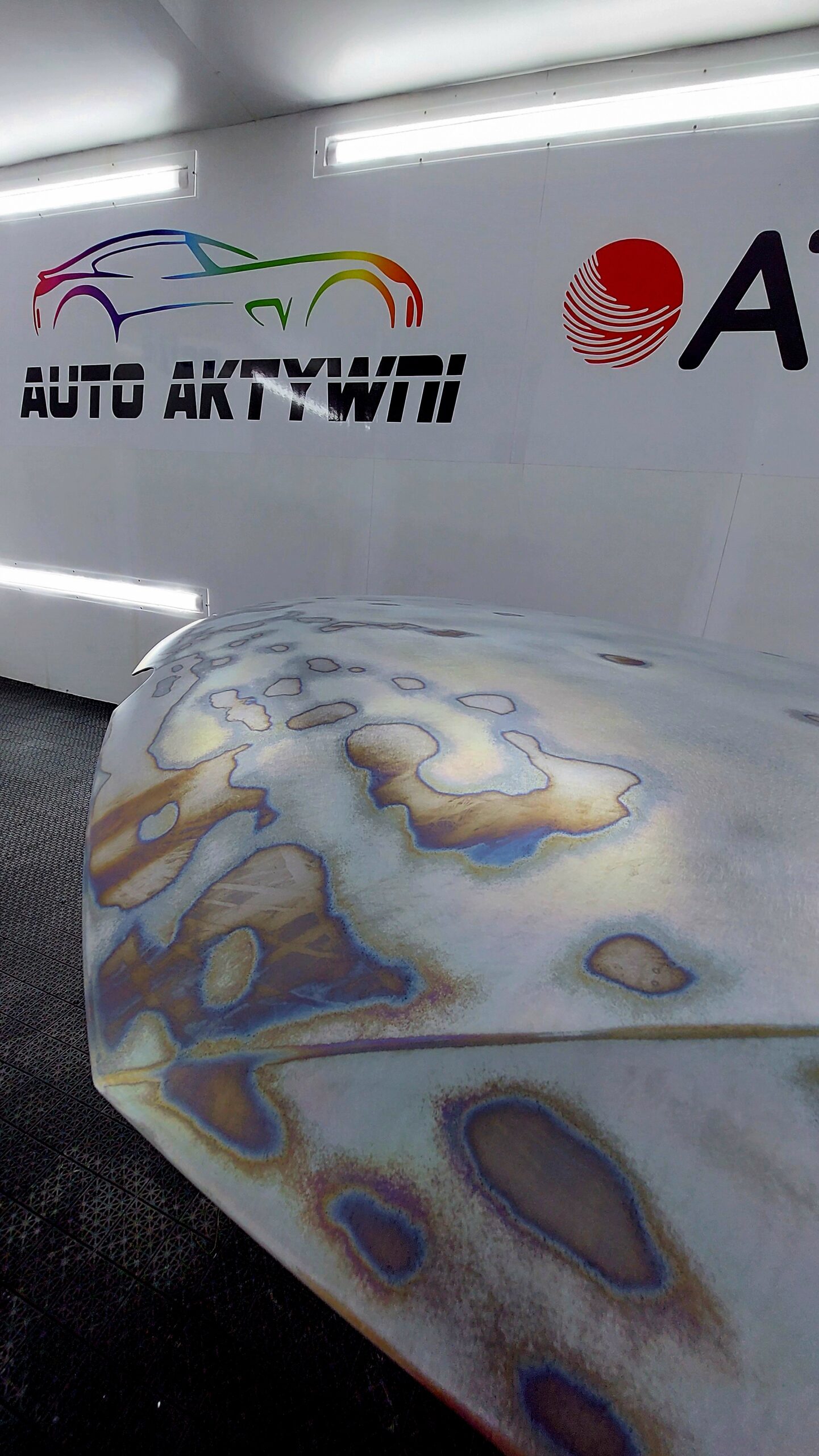 efekt powłoki konwersyjnej wytworzonej na paneluz z licznymi uszkodzeniami mechanicznymi