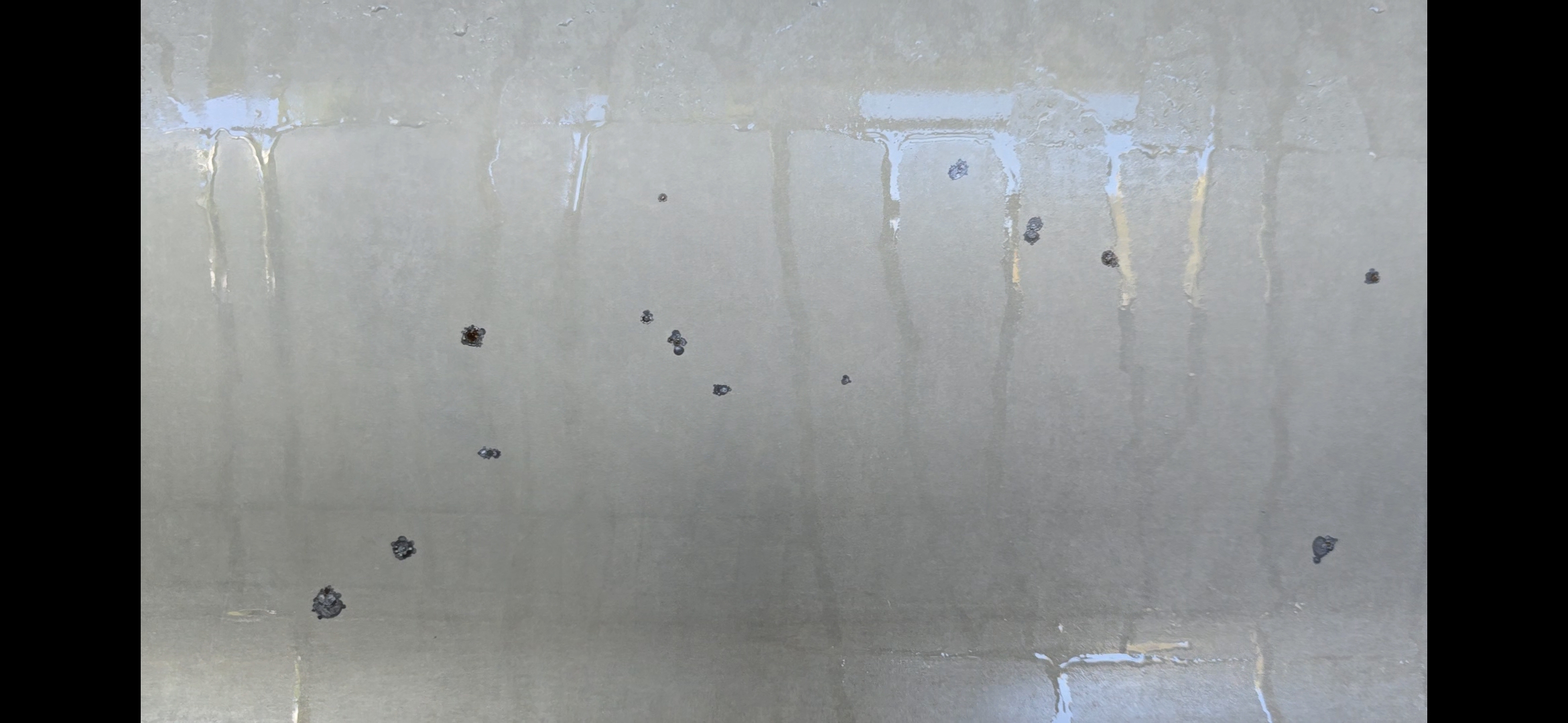 głeboko rozwinieta korozja ujawniona po usuwaniu chemicznym na pozór lakier wyglądał idealnie na tym panelu przykład