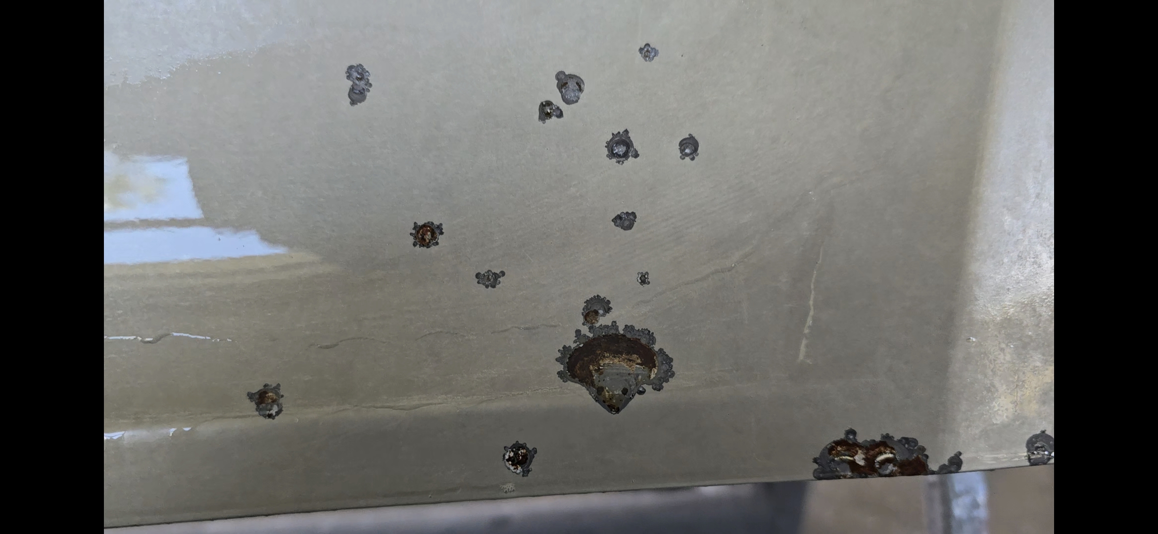 głeboko rozwinieta korozja ujawniona po usuwaniu chemicznym na pozór lakier wyglądał idealnie na tym panelu