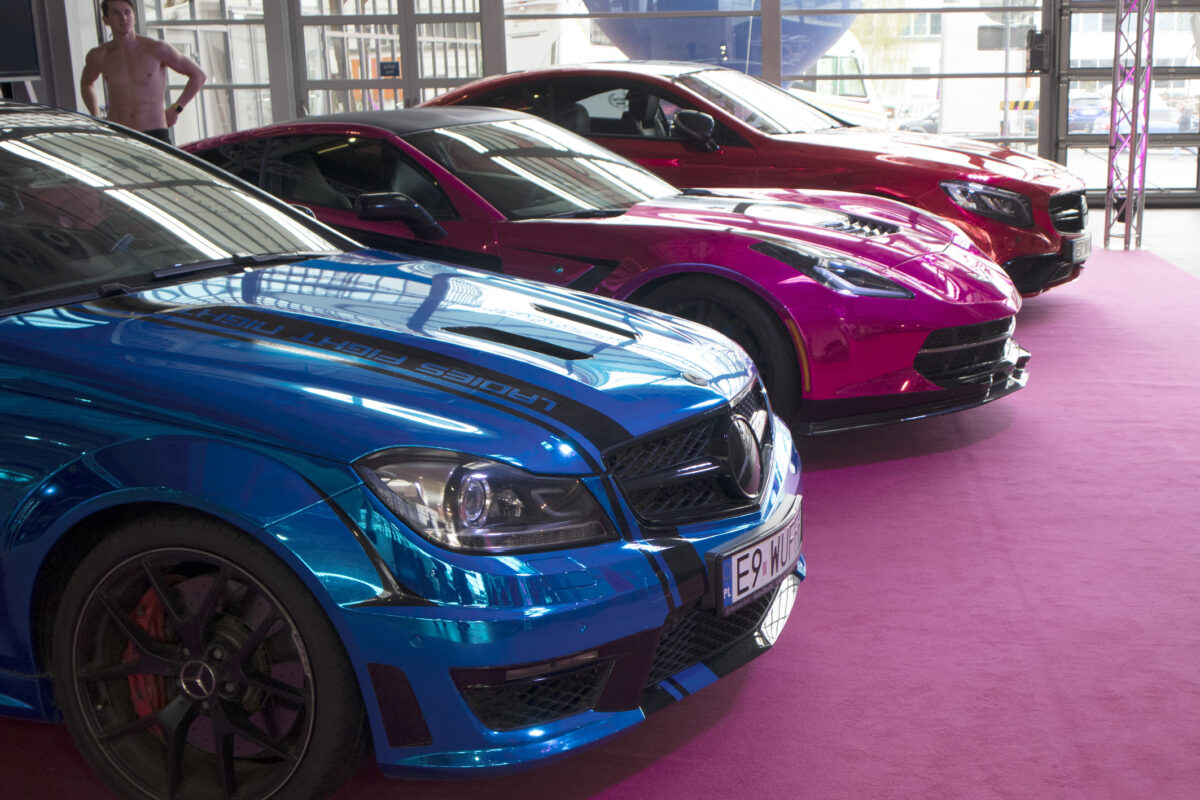 Lakier z efektem chromu – jak uzyskać lustrzany połysk i głębię koloru Lakier z efektem chromu – jak uzyskać lustrzany połysk i głębię koloru