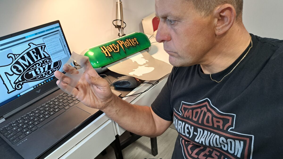 Jak wykorzystać ploter Silhouette Portrait do tworzenia szablonów w aerografii