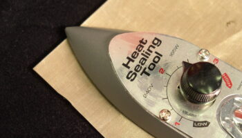 Jak naprawić tapicerkę materiałową przy użyciu proszku G-compound – praktyczny poradnik krok po kroku