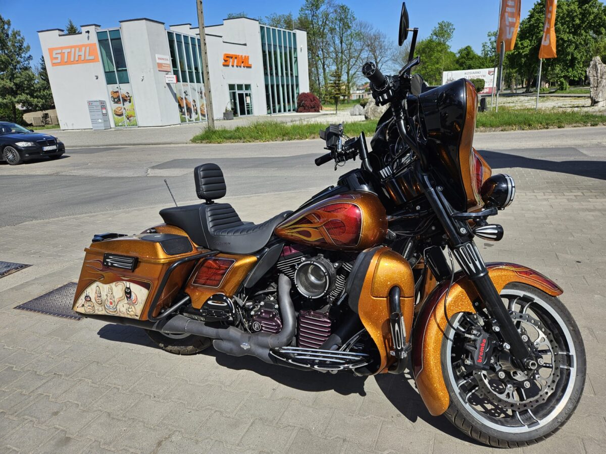 Motocykl jak z japońskiej legendy – brokat, candy i demony w lakierniczym arcydziele Motocykl jak z japońskiej legendy – brokat, candy i demony w lakierniczym arcydziele