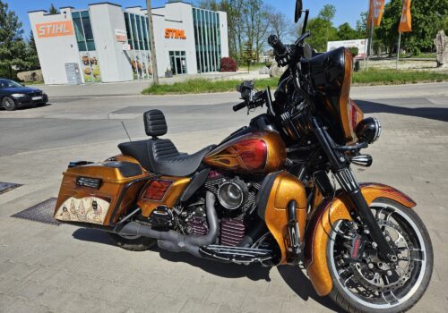 Motocykl jak z japońskiej legendy – brokat, candy i demony w lakierniczym arcydziele Motocykl jak z japońskiej legendy – brokat, candy i demony w lakierniczym arcydziele