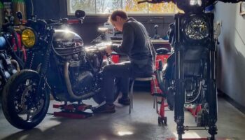 „To jak sukienka na bal – ma być jedyna”. Tak powstają unikatowe motocykle we Wrocławiu