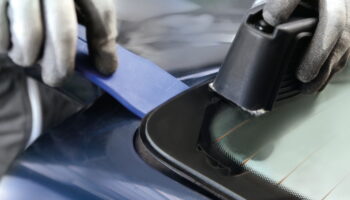 Wymiana szyb wklejanych w samochodach – narzędzia, techniki i praktyczne wskazówki