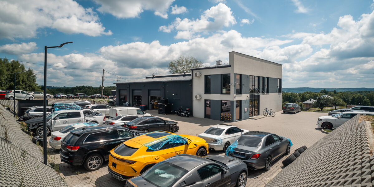 Od Mustanga po Lamborghini. Jak polski warsztat przywraca auta z USA do życia?