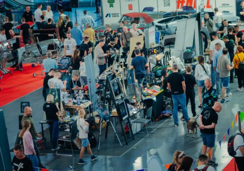 Drifty zabytkowych samochodów i jedyna Syrena w wersji hatchback