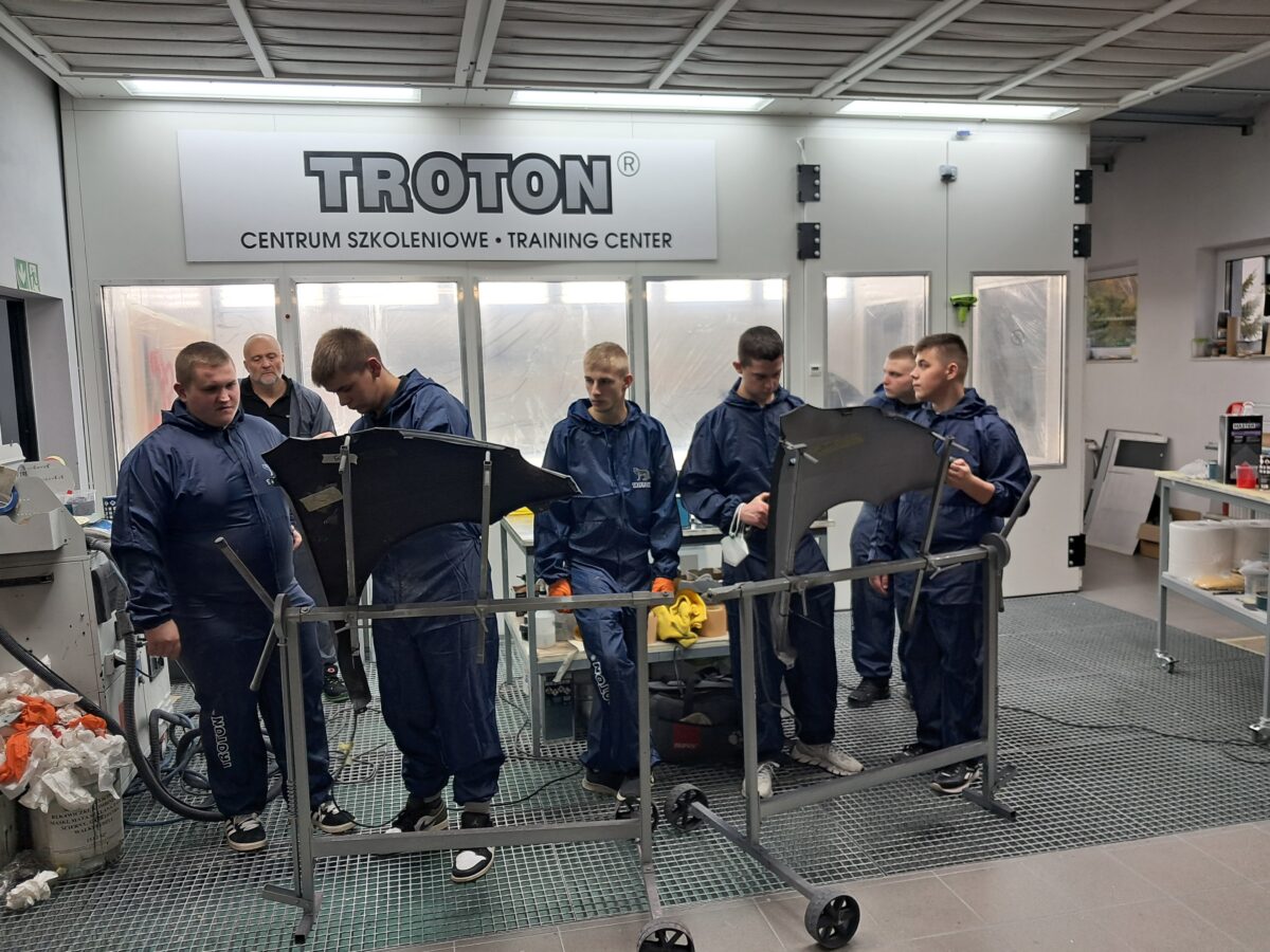 TROTON inwestuje w przyszłość branży – uczniowie z Liskowa szkolą się u producenta materiałów lakierniczych TROTON inwestuje w przyszłość branży – uczniowie z Liskowa szkolą się u producenta materiałów lakierniczych