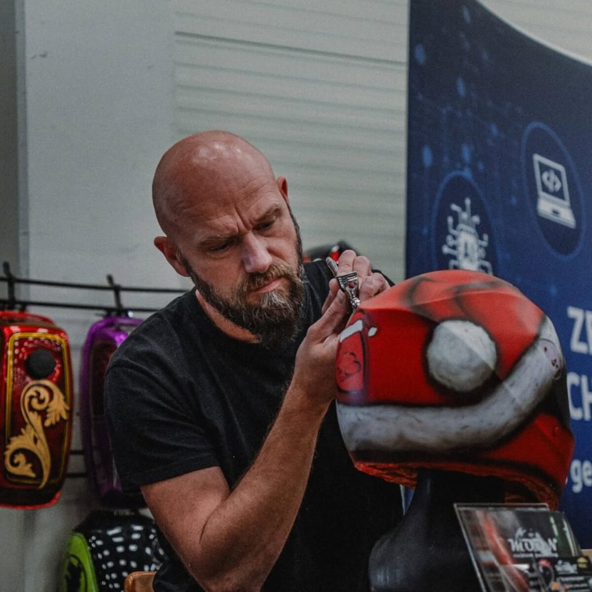 Od socjologa i ratownika do artysty lakiernika. Łukasz Gibek o customowym malowaniu Od socjologa i ratownika do artysty lakiernika. Łukasz Gibek o customowym malowaniu