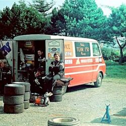 Oczekiwanie na zawodników serwisowe Fiaty oraz serwisanci n