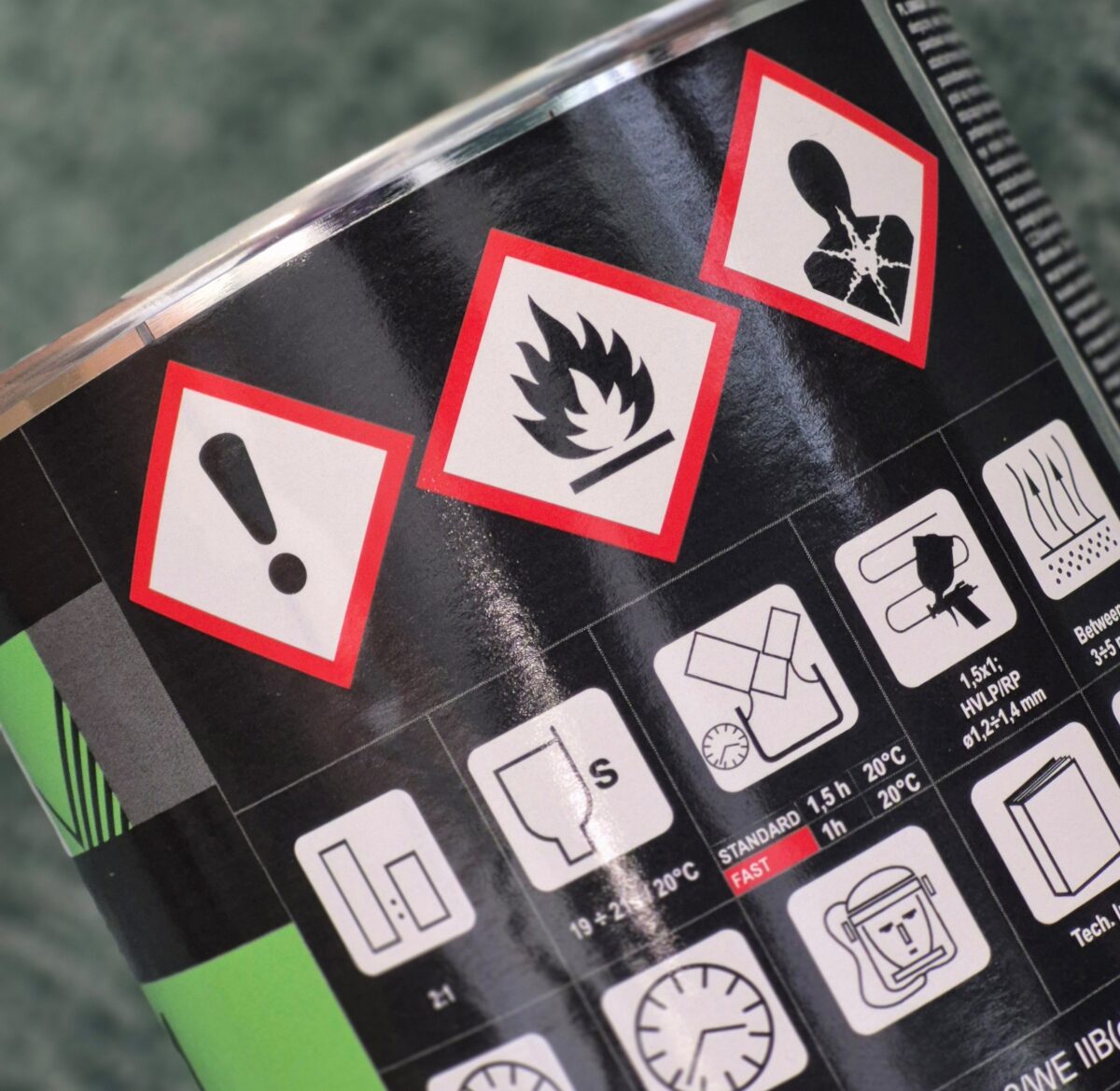 Bezpieczne przechowywanie chemikaliów i materiałów łatwopalnych – o czym musi pamiętać każdy warsztat Bezpieczne przechowywanie chemikaliów i materiałów łatwopalnych – o czym musi pamiętać każdy warsztat