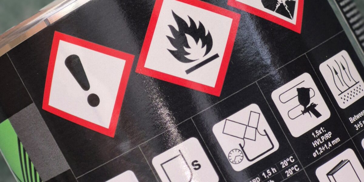 Bezpieczne przechowywanie chemikaliów i materiałów łatwopalnych – o czym musi pamiętać każdy warsztat