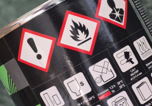 Bezpieczne przechowywanie chemikaliów i materiałów łatwopalnych – o czym musi pamiętać każdy warsztat Bezpieczne przechowywanie chemikaliów i materiałów łatwopalnych – o czym musi pamiętać każdy warsztat