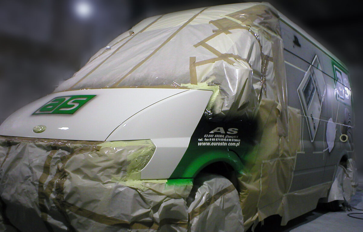 Airbrush w reklamie samochodowej – jak powstała zielona kompozycja z motywem elektroniki