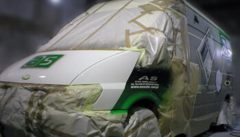 Airbrush w reklamie samochodowej – jak powstała zielona kompozycja z motywem elektroniki