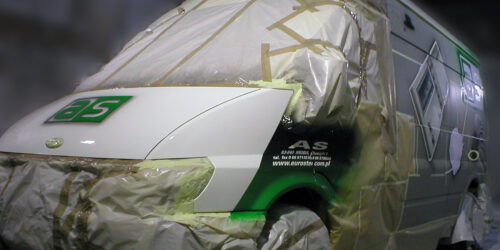 Airbrush w reklamie samochodowej – jak powstała zielona kompozycja z motywem elektroniki Airbrush w reklamie samochodowej – jak powstała zielona kompozycja z motywem elektroniki