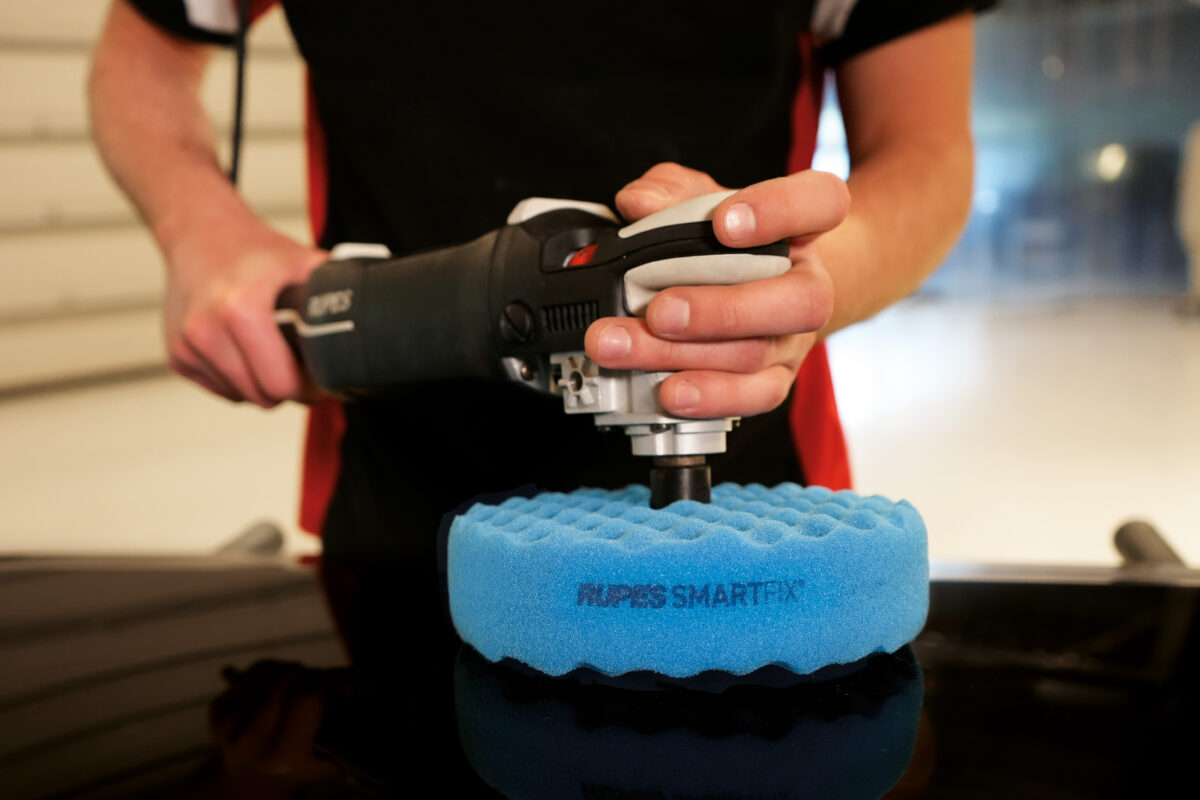 RUPES SMARTFIX – rewolucyjny system dwustronnych padów rotacyjnych. Szybsza praca, większa kontrola, zero narzędzi RUPES SMARTFIX – rewolucyjny system dwustronnych padów rotacyjnych. Szybsza praca, większa kontrola, zero narzędzi