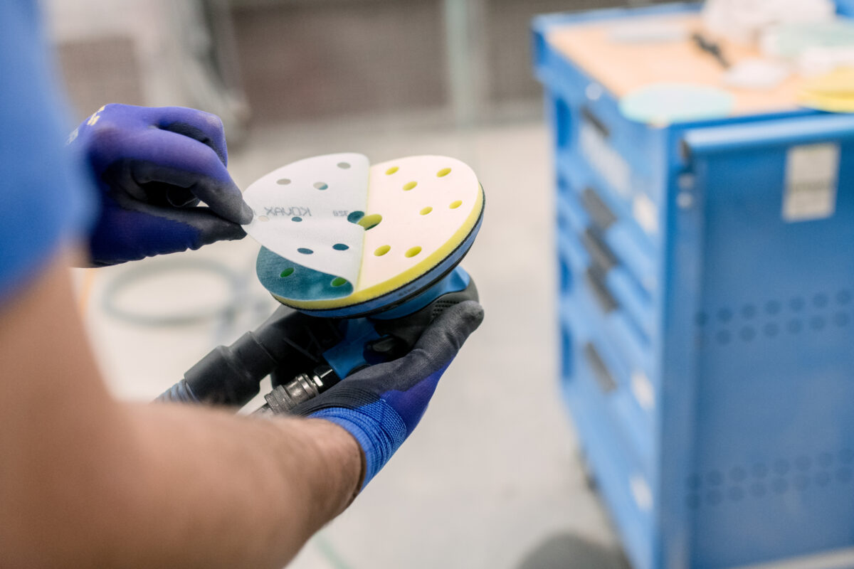 Nowoczesne materiały ścierne a realne wyzwania lakierników. Jak technologia Hi-Tech pomaga zachować kontrolę nad procesem Nowoczesne materiały ścierne a realne wyzwania lakierników. Jak technologia Hi-Tech pomaga zachować kontrolę nad procesem