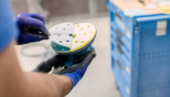 Nowoczesne materiały ścierne a realne wyzwania lakierników. Jak technologia Hi-Tech pomaga zachować kontrolę nad procesem