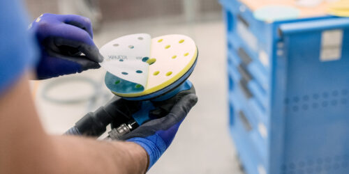 Nowoczesne materiały ścierne a realne wyzwania lakierników. Jak technologia Hi-Tech pomaga zachować kontrolę nad procesem