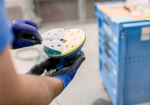 Nowoczesne materiały ścierne a realne wyzwania lakierników. Jak technologia Hi-Tech pomaga zachować kontrolę nad procesem