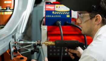 Błędy w warsztacie blacharskim: 10 problemów, które kosztują Cię klientów i pieniądze