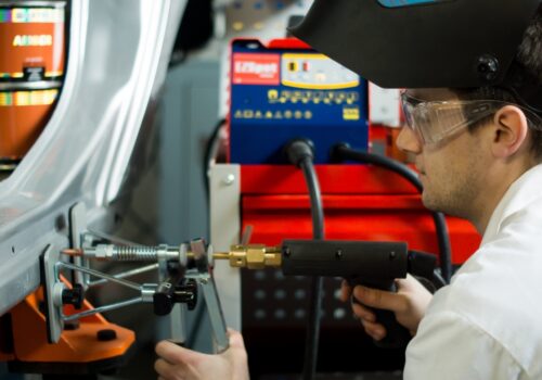 Błędy w warsztacie blacharskim: 10 problemów, które kosztują Cię klientów i pieniądze Błędy w warsztacie blacharskim: 10 problemów, które kosztują Cię klientów i pieniądze