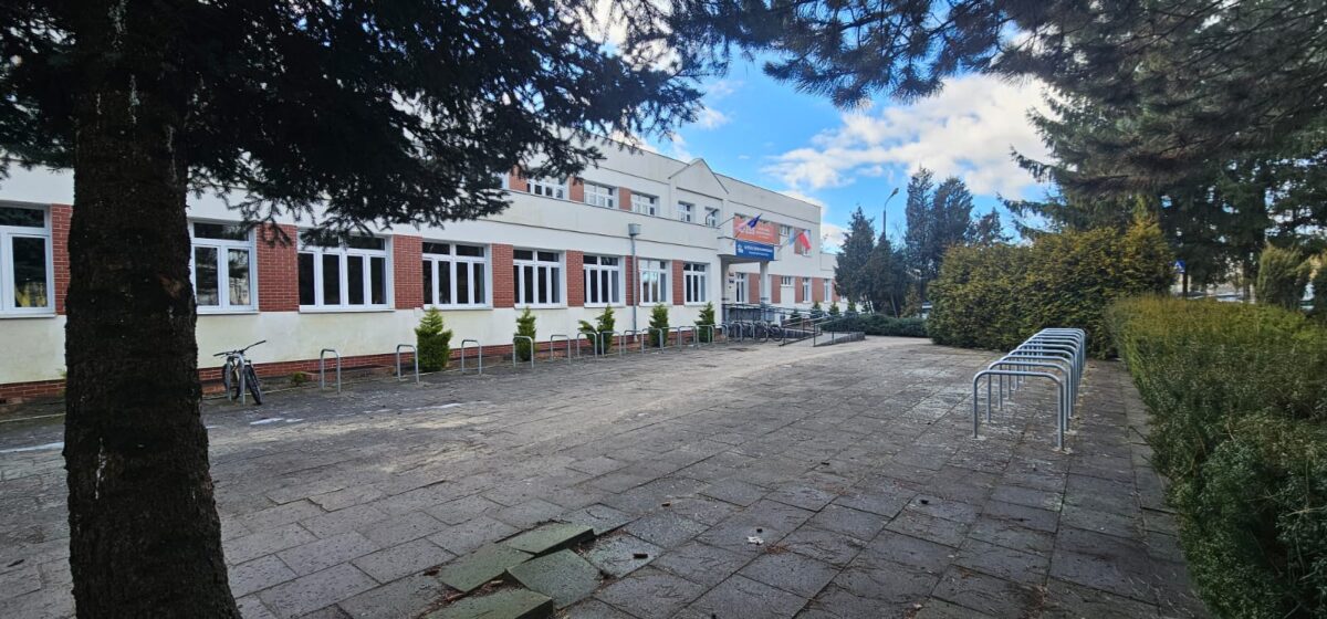 Zespół Szkół Samochodowych w Toruniu – szkoła lakiernicza, gdzie uczniowie odnawiają Mustanga z 1966 roku Zespół Szkół Samochodowych w Toruniu – szkoła lakiernicza, gdzie uczniowie odnawiają Mustanga z 1966 roku