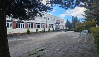 Zespół Szkół Samochodowych w Toruniu – szkoła lakiernicza, gdzie uczniowie odnawiają Mustanga z 1966 roku