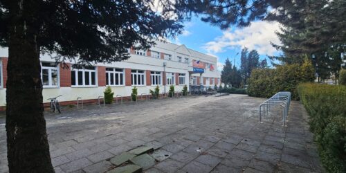 Zespół Szkół Samochodowych w Toruniu – szkoła lakiernicza, gdzie uczniowie odnawiają Mustanga z 1966 roku