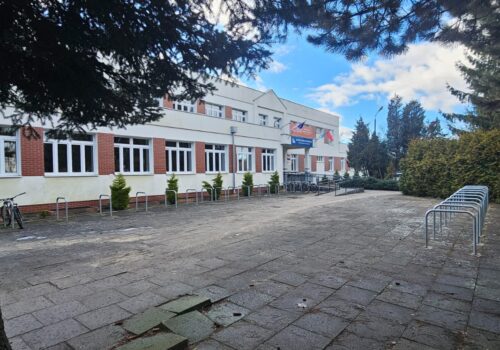 Zespół Szkół Samochodowych w Toruniu – szkoła lakiernicza, gdzie uczniowie odnawiają Mustanga z 1966 roku Zespół Szkół Samochodowych w Toruniu – szkoła lakiernicza, gdzie uczniowie odnawiają Mustanga z 1966 roku