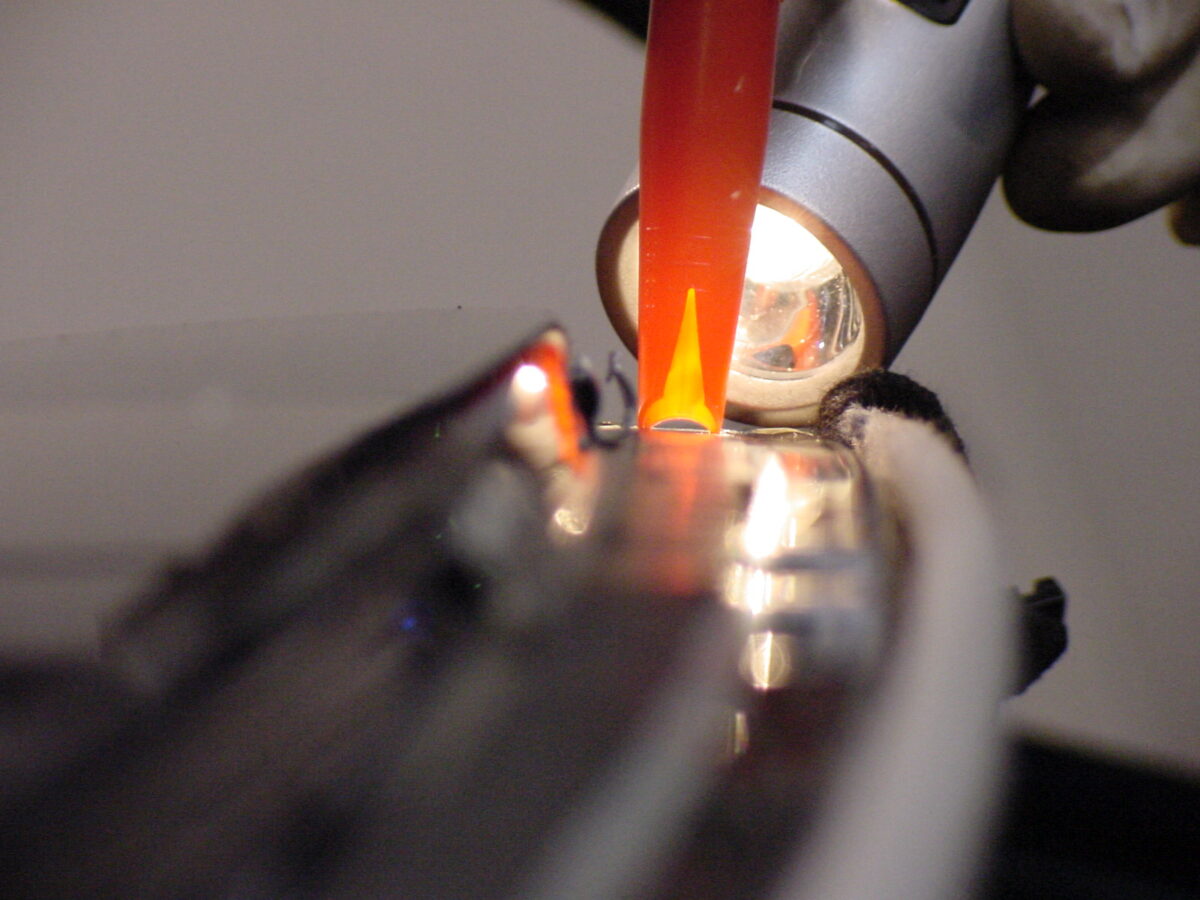 Wklejanie szyb samochodowych – technologia, która decyduje o bezpieczeństwie auta. Najważniejsze zasady montażu