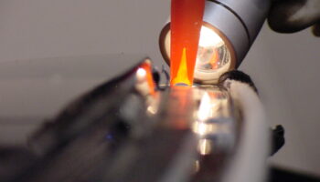 Wklejanie szyb samochodowych – technologia, która decyduje o bezpieczeństwie auta. Najważniejsze zasady montażu