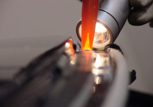 Wklejanie szyb samochodowych – technologia, która decyduje o bezpieczeństwie auta. Najważniejsze zasady montażu