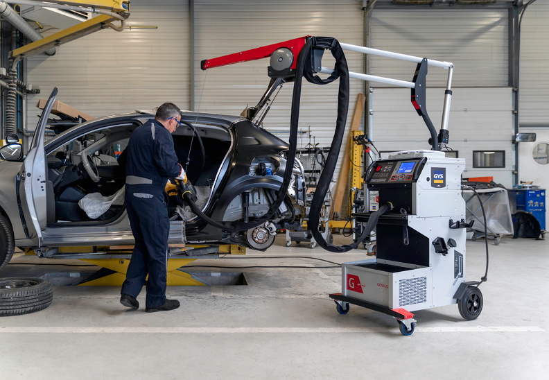 Naprawa aluminium w samochodzie – dlaczego różni się od naprawy stali i kiedy element trzeba wymienić?