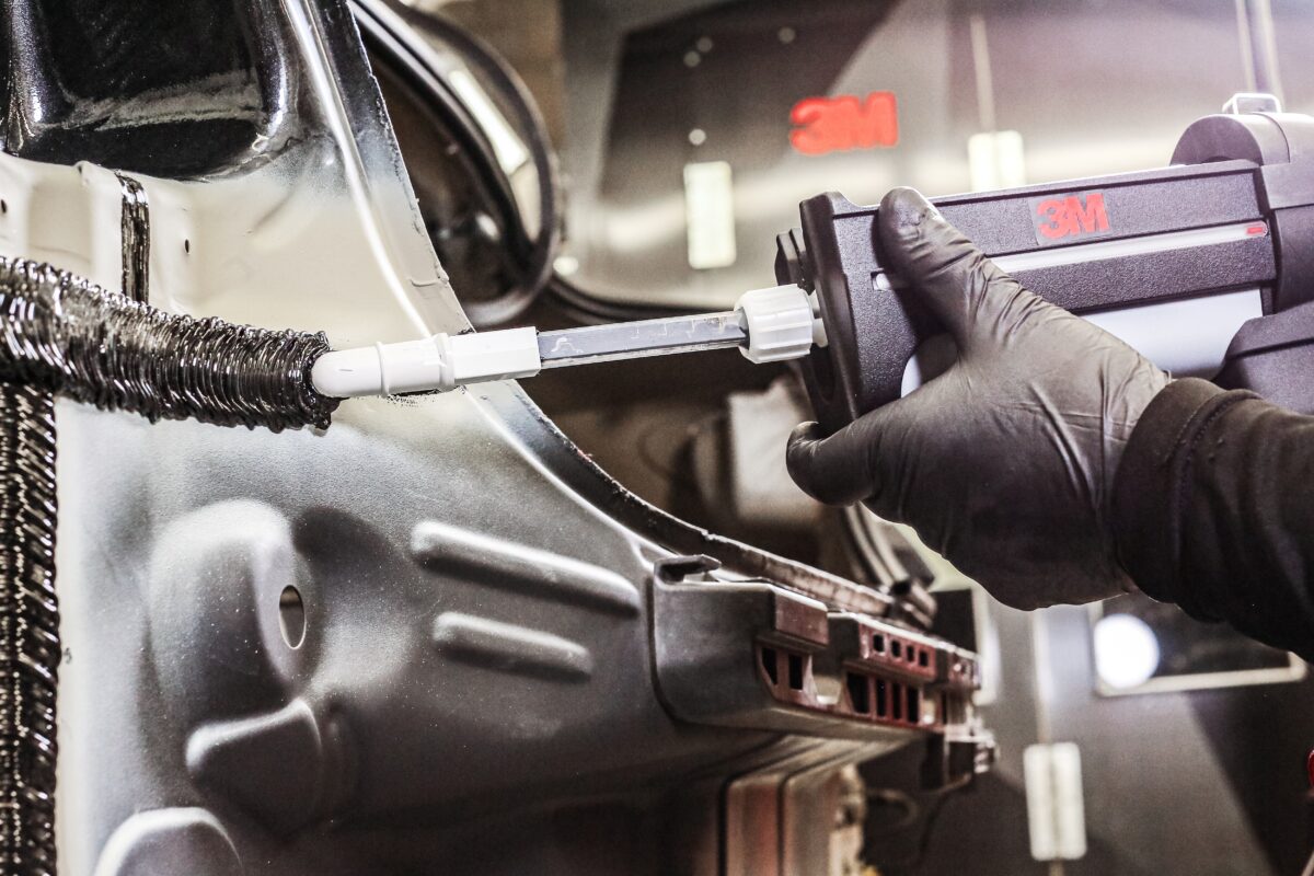 Przygotowanie nadwozia do lakierowania – najczęściej pomijany etap naprawy blacharsko-lakierniczej