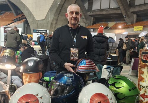 Malowanie kasku aerografem – jak powstaje customowy kask z efektem „WOW”? Kulisy pracy lakiernika