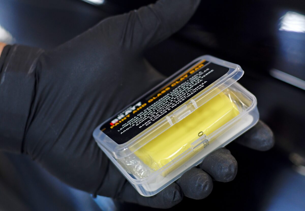 Glinkowanie lakieru krok po kroku – jak skutecznie usunąć zanieczyszczenia i przygotować auto do polerowania?