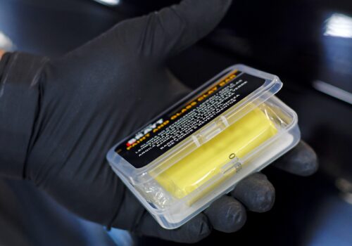 Glinkowanie lakieru krok po kroku – jak skutecznie usunąć zanieczyszczenia i przygotować auto do polerowania?