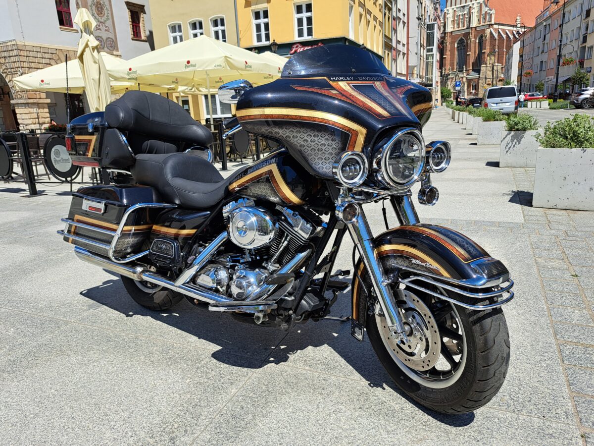 Lakierowanie Harley Davidson Electra Glide: customowy projekt z płatkami złota i aerografem Lakierowanie Harley Davidson Electra Glide: customowy projekt z płatkami złota i aerografem