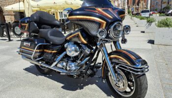 Lakierowanie Harley Davidson Electra Glide: customowy projekt z płatkami złota i aerografem