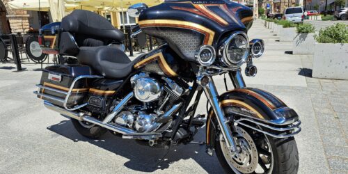 Lakierowanie Harley Davidson Electra Glide: customowy projekt z płatkami złota i aerografem