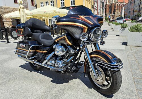 Lakierowanie Harley Davidson Electra Glide: customowy projekt z płatkami złota i aerografem Lakierowanie Harley Davidson Electra Glide: customowy projekt z płatkami złota i aerografem