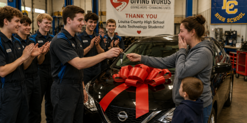 Uczniowie naprawiają samochody i oddają je samotnym matkom. Ten program z USA inspiruje cały świat Uczniowie naprawiają samochody i oddają je samotnym matkom. Ten program z USA inspiruje cały świat