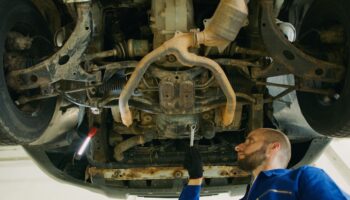 Jak skutecznie zabezpieczyć podwozie auta przed korozją? Przegląd preparatów i metod stosowanych w lakiernictwie
