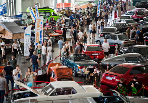 Aukcje od 1 zł, stuletnie auto z paczki i ikony driftingu Święto klasyków na 10. Retro Motor Show w Poznaniu